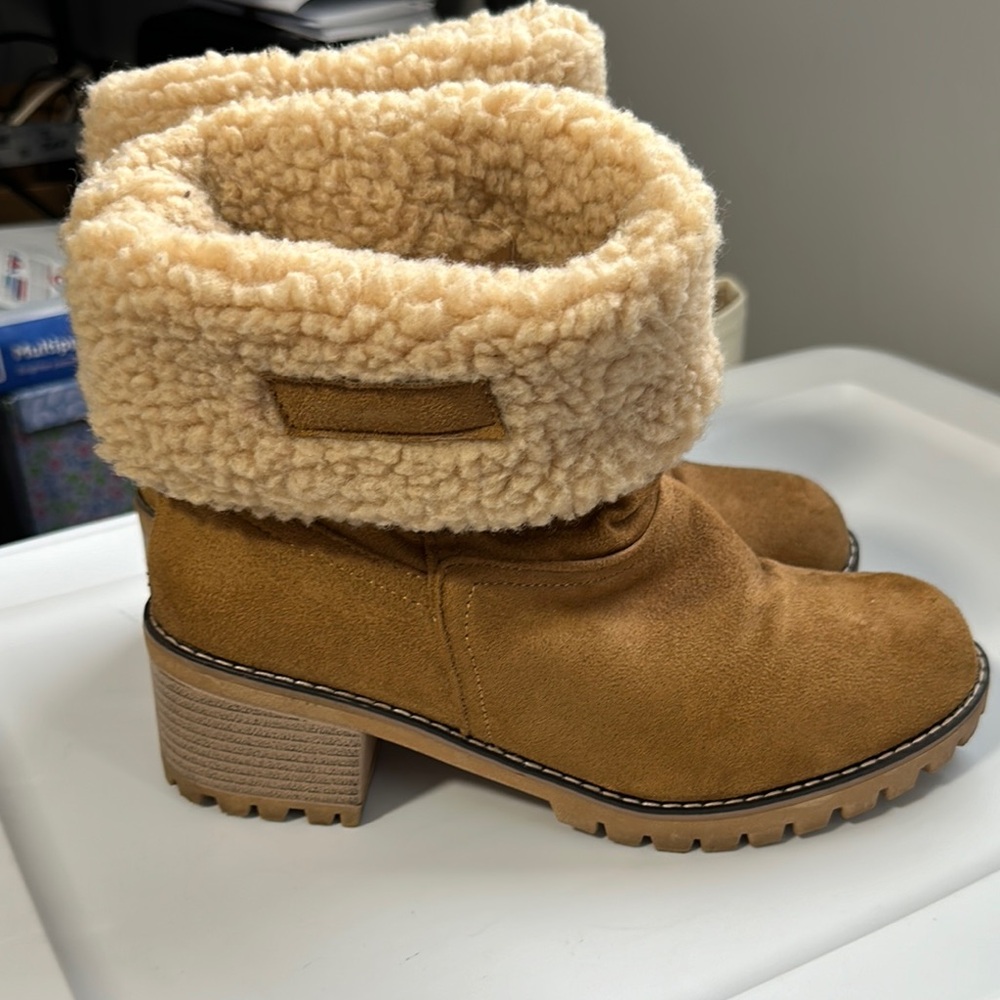 Women's Tan Ankle Boots with Faux Fur Lining 9.5